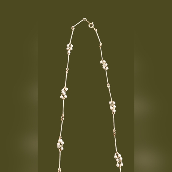 VINTAGE 1980'S AVON GOLDTONE NECKLACE WITH CLUSTERS OF MINI FAUX PEARLS 23" RARE - Picture 2 of 6